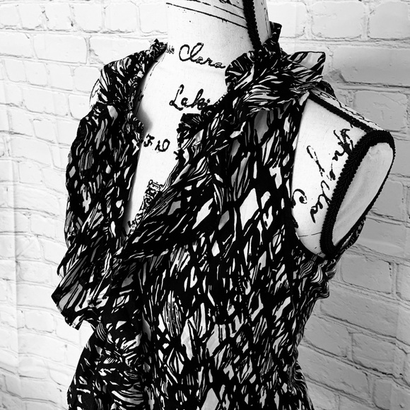 Ann Taylor Tops - ANN TAYLOR Gorgeous B/W Floral Ruffle Top - Size 4